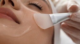 Kwasy na twarz - właściwości i rola w pielęgnacji skóry