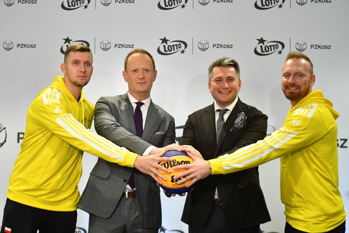 Prezes PZKosz Radosław Piesiewicz (2P), prezes zarządu Totalizatora Sportowego Olgierd Cieślik (2L), kapitan reprezentacji Polski w koszykówce 3x3 Przemysław Zamojski (L) oraz selekcjoner Piotr Renkiel (P) podczas konferencji prasowej