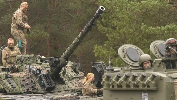 GOMILAJU VOJSKU NA SEVERU EVROPE! Grade hangare i dovlače oklopnjake zbog straha OD INVAZIJE!