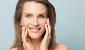 Menopauza — co oznacza dla twoich włosów, skóry i paznokci?