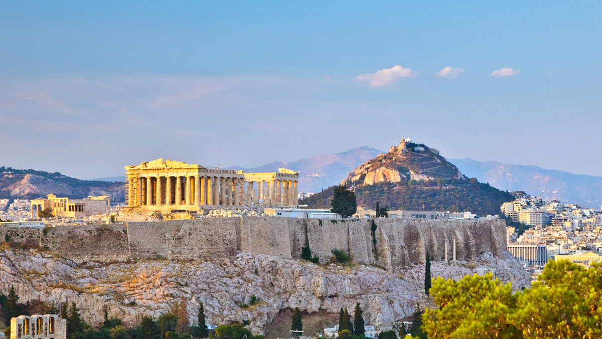 Tegoroczne upały zmusiły pracowników ateńskiego Akropolu do podjęcia wyjątkowych działań. W poniedziałek poinformowano, że świątynne wzgórze będzie tego dnia otwarte o sześć godzin krócej, bo temperatura w Atenach ma sięgnąć nawet 42 stopni Celsjusza.