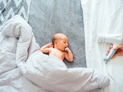 Ciemne strony białego szumu: Jak bezpiecznie usypiać dziecko za pomocą jednostajnego dźwięku?