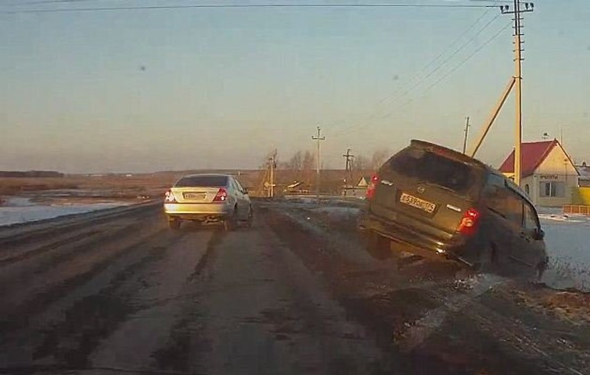 Automobil izgurava kombi s puta