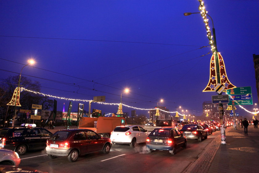 Montują iluminacje świetlne