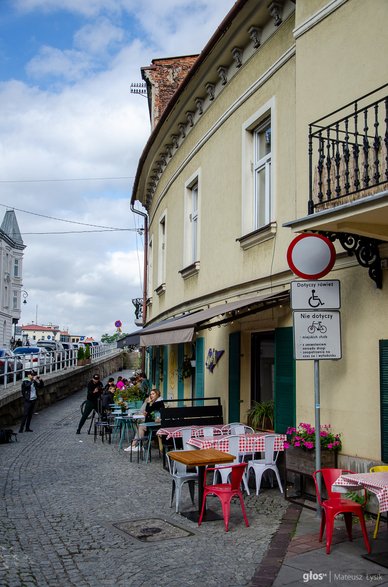 U wylotu kładki szybko zaczęły powstawać lokale i punkty gastronomiczne