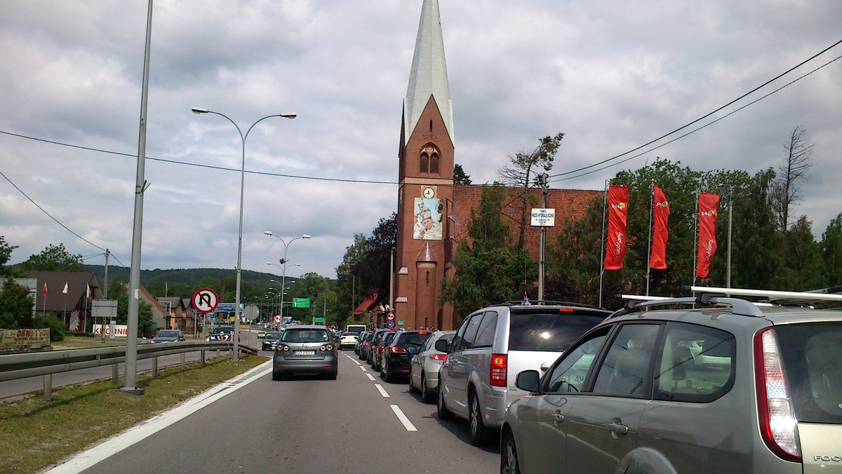 Korki w drodze na Półwysep Helski to zmora turystów i mieszkańców nadmorskich miejscowości położonych w północnej części województwa pomorskiego. W długi czerwcowy weekend zator zaczynał się jeszcze w Redzie, przed skrętem na drogę wojewódzką nr 216.