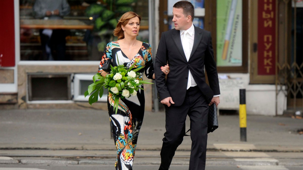 GODINAMA GA JE RODBINA PRITISKALA DA SE SKRASI! Naš poznati voditelj se oženio u 43. godini prelepom PRAVNICOM, a evo šta se desilo u Hramu Svetog Save