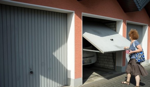 Žena otvara garažu