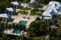 Miliarderzy lubią imprezy na Karaibach i dopytują się o "harem". Co wynika z akt Epsteina?