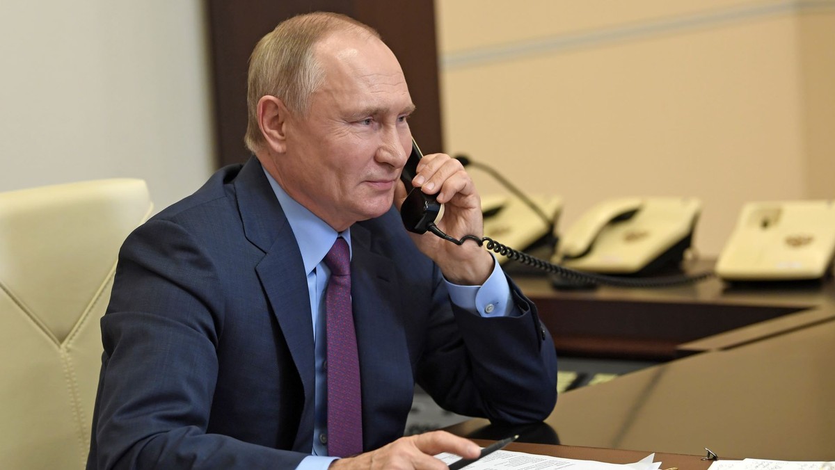 Prezydent Rosji Władimir Putin rozmawia przez telefon