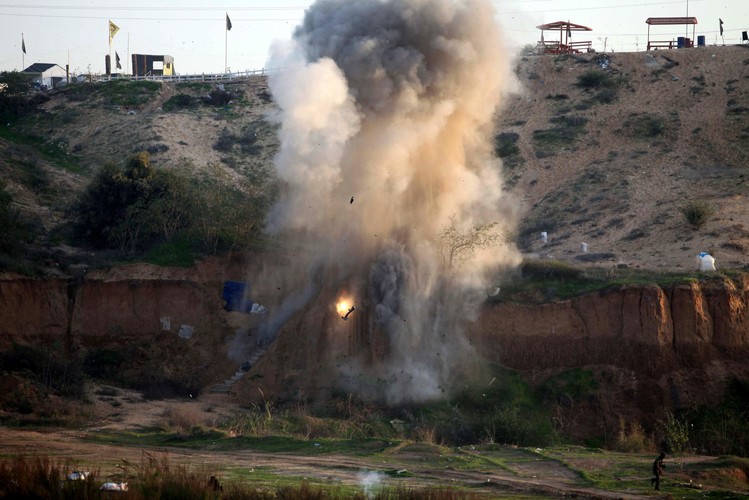 50-dniowa wojna Izraela z Hamasem w Strefie Gazy była jednym z najważniejszych wydarzeń mijającego roku na świecie. Konflikt kosztował życie ponad 2100 osób, z czego większość to Palestyńczycy a 67 to Izraelczycy. Jego skutki są przez mieszkańców Gazy odczuwane do dzisiaj.
Kiedy w czerwcu na Zachodnim Brzegu uprowadzono trzech izraelskich nastolatków, nikt nie spodziewał się, że doprowadzi to do wybuchu wojny. Gdy Izraelczyków znaleziono martwych, zaczęły się wzajemne ataki i prowokacje. W lipcu Izrael rozpoczął operację w Gazie, skąd na tereny żydowskie leciał grad rakiet.
W Gazie izraelskie pociski trafiały nie tylko w składy broni Hamasu, ale także w szpitale czy prowadzone przez ONZ szkoły. Pół miliona osób musiało opuścić domy i przenieść się do bliskich, do parków a nawet do budynków myjni samochodowych. „Jest nas tu bardzo dużo. To wszystko jest bardzo uciążliwe. Kobiety muszą karmić dzieci. Starsze dzieci w tym czasie krzyczą i się bawią, a moi synowie chodzą po ulicach w poszukiwaniu różnych rzeczy” - mówi Midhad, który wraz z rodziną mieszkał w budynku opuszczonej myjni.
W czasie wojny w Gazie zniszczonych zostało co najmniej 18 tysięcy domów oraz wiele biur, dróg i linie energetyczne. W Izraelu straty były znacznie mniejsze, głównie dzięki systemowi Żelazna Kopuła, który przechwytywał i niszczył wystrzeliwane przez Hamas rakiety.
Wspólnota międzynarodowa obiecała 5,5 miliardów na odbudowę Gazy. Połowa tych pieniędzy trafiła już do Palestyńczyków, a druga połowa ma trafić za trzy lata.