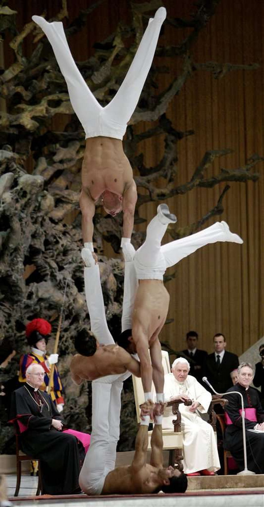 Papież podziwia akrobatów