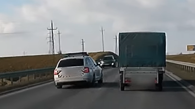Hajmeresztő manőverbe kezdett egy rendőrautó Keszthelyen: centiken múlott a baleset – videó