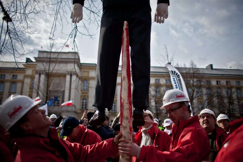 O fuj! Związkowcy przynieśli przed Sejm... FOTO