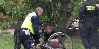 Rowerzysta chciał strzelać do policjantów