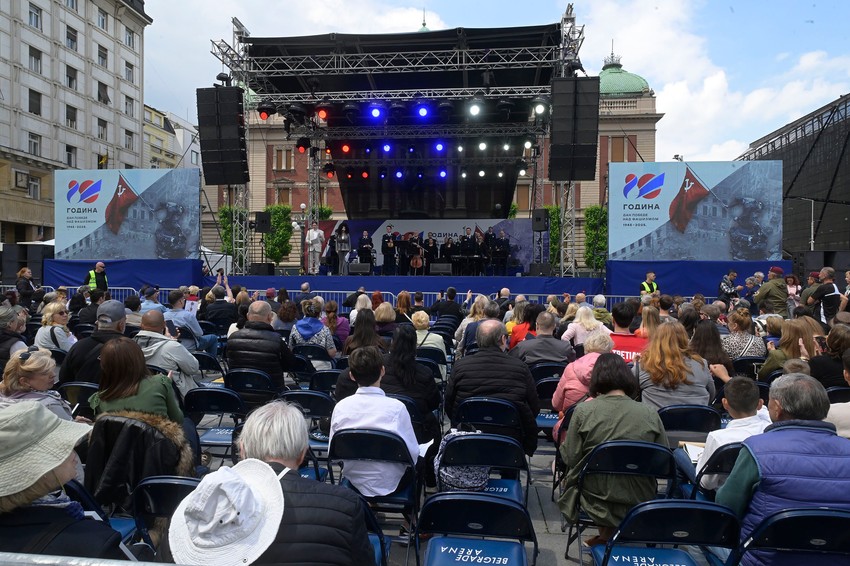 Pred brojnom publikom, hor i orkestar ansambla "Binički" izveli su razne kompozicije 