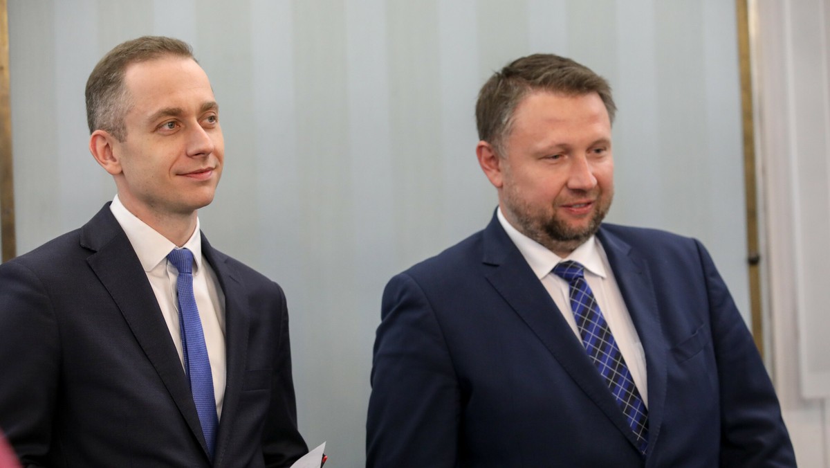 Dość tego, wzywamy rząd do otwarcia gospodarki - apelowali na poniedziałkowej konferencji prasowej posłowie Cezary Tomczyk i Marcin Kierwiński. Przypomnieli, że według średniej liczby zachorowań dziś cała Polska jest w tak zwanej strefie żółtej.