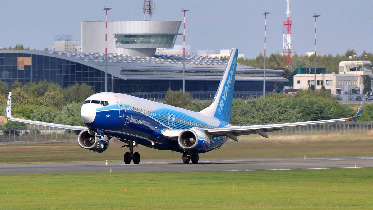 Łódzki port lotniczy przeżywa trudne chwile. Z lotniska właśnie wycofał się czeski przewoźnik, Czech Airlines, który oferował regularne loty do Pragi i Edynburga. Do tego, wciąż trwa spór między władzami miasta i województwa dotyczący portu. Na razie to miasto ponosi większość kosztów funkcjonowania lotniska - a namawiany do zwiększenia zaangażowania województwa marszałek raczej się do tego nie pali.