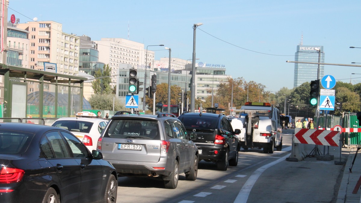 To dobra wiadomość dla kierowców. Od poniedziałku można już jeździć ul. Marszałkowską. Jednak dziś w porannym szczycie tylko nieliczni kierowcy z tego skorzystali, korków nie było. Na Marszałkowską wróciły też już autobusy. Tramwaje pojawią się za tydzień.