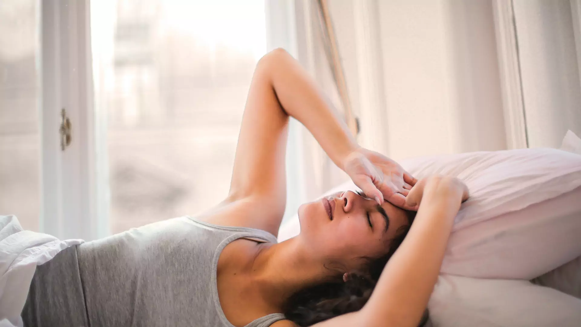 Na boku czy na brzuchu? Jak spać, by w końcu obudzić się bez bólu pleców?