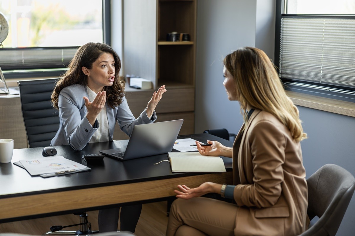 Kobiety rozmawiają ze sobą w przestrzeni biurowej