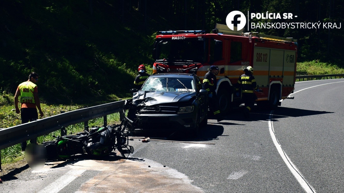 Pri dopravnej nehode na Donovaloch sa zranil 48-ročný motocyklista. 