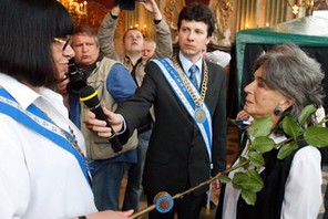 2007 r., Irena Conti Di Mauro, właśc. Irena Gelblum, odbiera Order Uśmiechu. Cały dochód z wydanego przez siebie tomu poezji pt. Trylogia Sycylijska przeznaczyła na budowę Europejskiego Centrum Przyjaźni Dziecięcej w Świdnicy