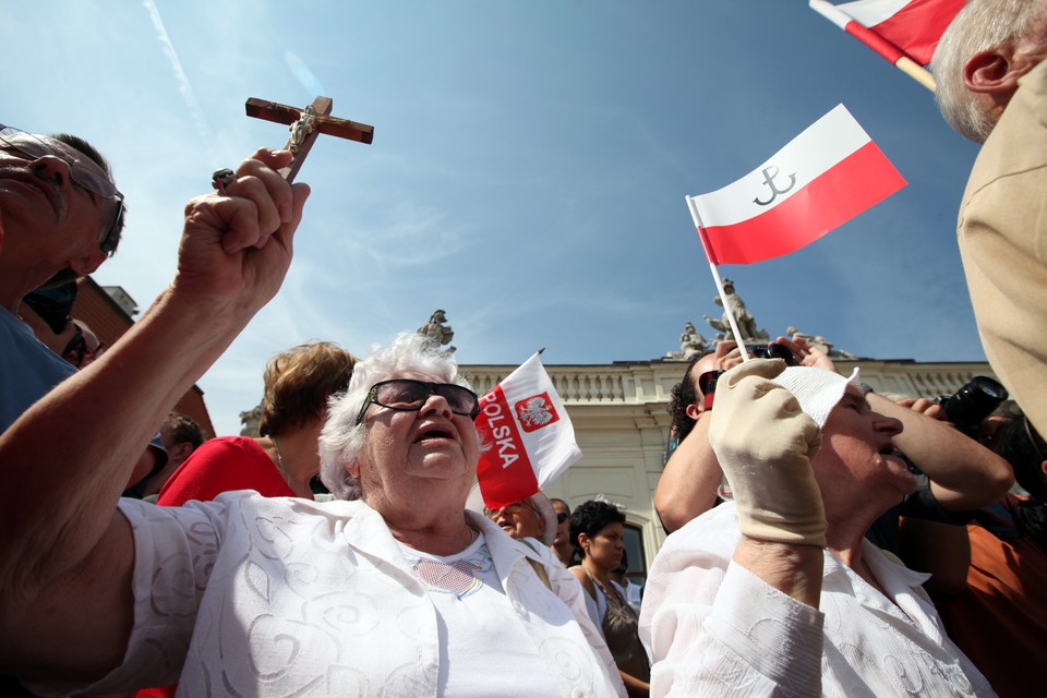 WARSZAWA KRZYŻ PRZED PAŁACEM PREZYDENCKIM