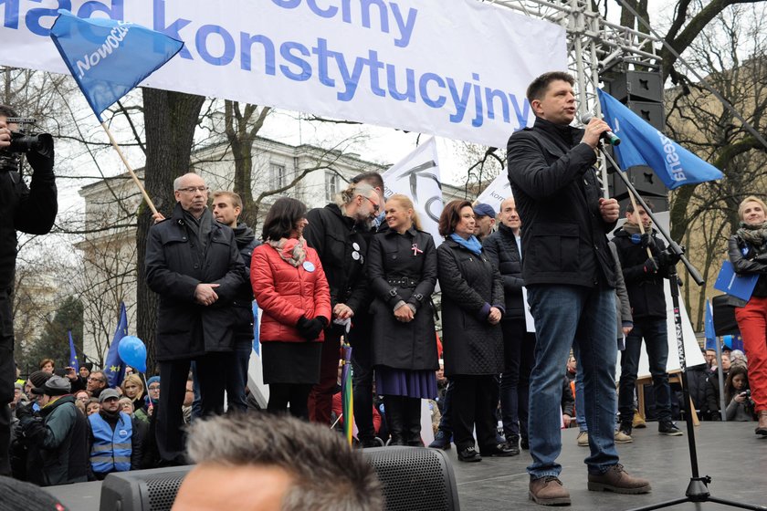 Szokujące praktyki w KOD. Politycy płacili za wejście na scenę?!