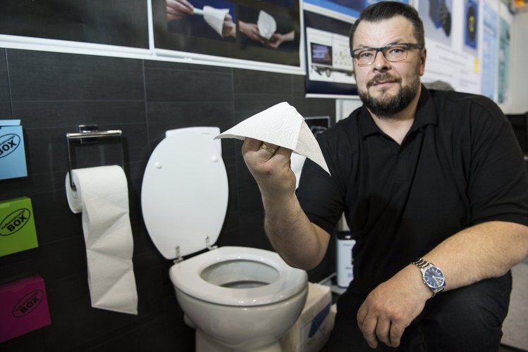 Otto Wojciech z Niemiec prezentuje wynalazek związany z higieną. Ten specjalny papier toaletowy służy do higienicznego usuwania zabrudzeń po użyciu toalety. <br><br>fot. EPA / JEAN-CHRISTOPHE BOTT