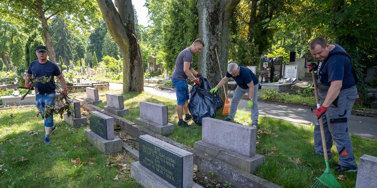 Trwają porządki na Starym Cmentarzu w Łodzi. Do akcji włączyli się pracownicy muzeum