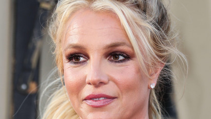 Egyre többen szólalnak fel, amiért totyogó kisgyerekként kezelik Britney Spearst: egy régi kollégája is kiállt az elnyomott énekesnő mellett