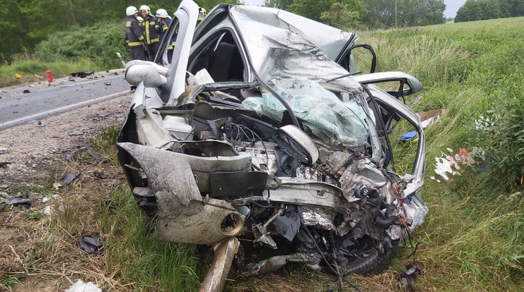 Halálos baleset Mórnál: 57 éves férfi halt meg a Renaultban - Blikk