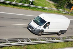 Dostawczy trans: Kurier musi znosić nieustającą pogardę ze strony klienta