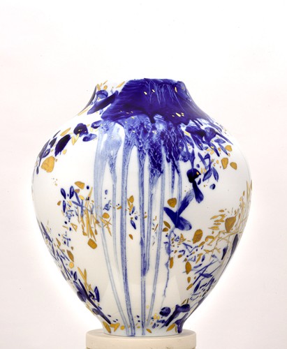 7. Chu Teh- chun – malarz urodzony w 1922 roku w Chinach. Po przeprowadzce do Paryża w 1955 roku zmienił swój styl z tradycyjnego chińskiego na bardziej abstrakcyjny. W latach 80. zaczął znów przemycać do swoich prac chińską kaligrafię. Jego najcenniejszym dziełem jest dyptych 'Vertige Neigeux', który sprzedał się za 5,87 mln USD. Wartość jego prac zwiększyła się od 2000 roku o 3,1 tys.%. 
Na zdjęciu: ceramiczna waza malowana ręcznie przez Chu Teh-chun wystawiona w Muzeum Sztuki w Nowym Jorku w 2010 roku.