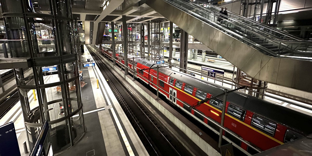 Strajk w Niemczech wprowadza utrudnienia w ruchu pociągów także w Polsce. Na zdjęciu: Dworzec Główny w Berlinie.