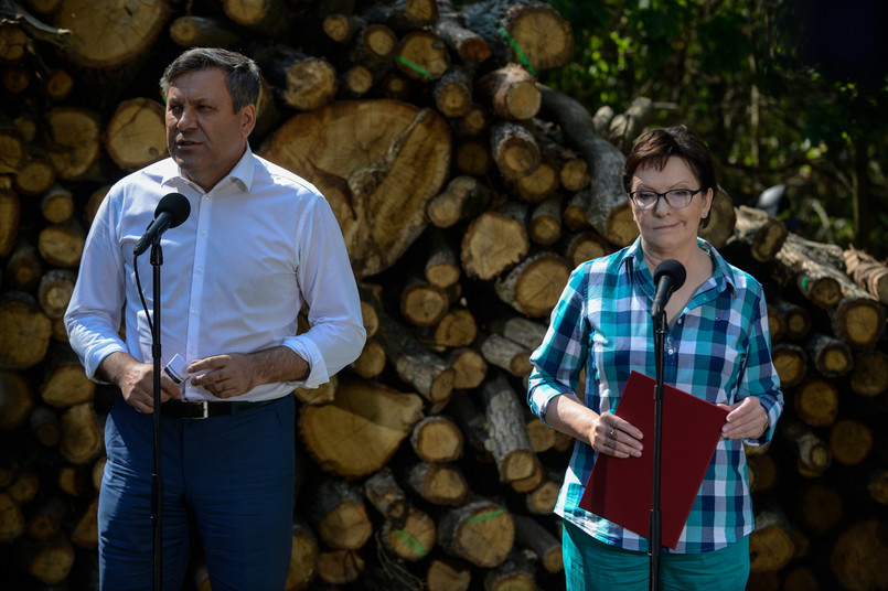 Ewa Kopacz i Janusz Piechociński podczas konferencji prasowej po spotkaniu z pracownikami nadleśnictwa Jabłonna