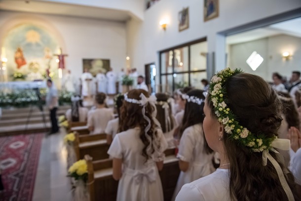 Pierwsza komunia lublin kościół parafia msza święta kościół suknie komże alby