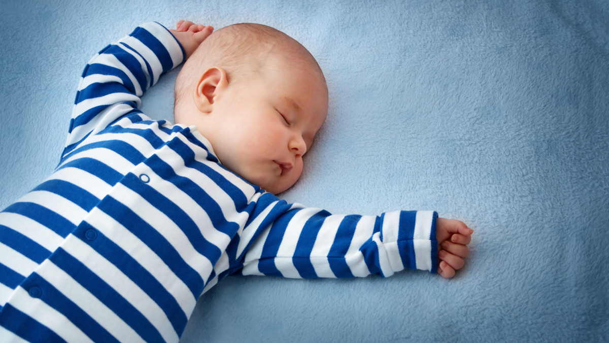 Zdrowy, spokojny sen to podstawa naszego dobrego samopoczucia. Szczególnie, gdy nie chodzi tylko o nas samych, ale i sen naszego dziecka. Dobrze przygotowany do nocnego odpoczynku maluszek nie tylko szybciej zaśnie, ale i „odwdzięczy” nam się spokojem i przespaną nocą, co ma bezpośredni wpływ także na naszą regenerację. Jak pomóc dziecku zasnąć, by mogło cieszyć się niczym niezmąconym snem?