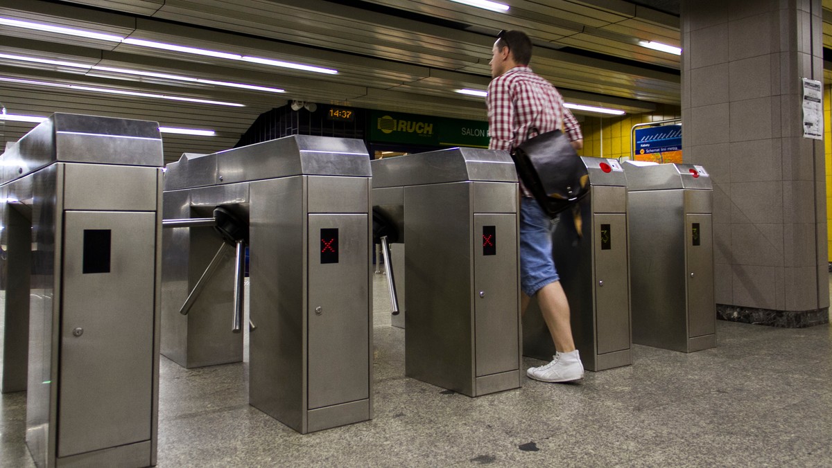 Metro tak, ale pod warunkiem, że znajdą się zewnętrzne środki na realizację tego projektu. To konkluzja drugiej przedreferendalnej debaty, która 8 maja odbyła się w krakowskim hotelu Kossak. Wzięli w niej udział dr inż. Marek Bauer z Katedry Systemów Komunikacyjnych Politechniki Krakowskiej i Stanisław Albricht – pracownia ALTRANS – autor koncepcji metra w Krakowie, a także prof. Krzysztof Stypuła z Politechniki Krakowskiej. Spotkanie poprowadził Grzegorz Stawowy – przewodniczący klubu radnych PO Rady Miasta Krakowa.