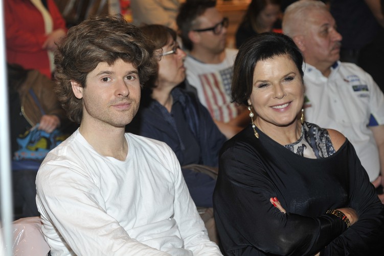 Alicja Resich-Modlińska z synem Rafałem na premierze płyty Anny Jurksztowicz