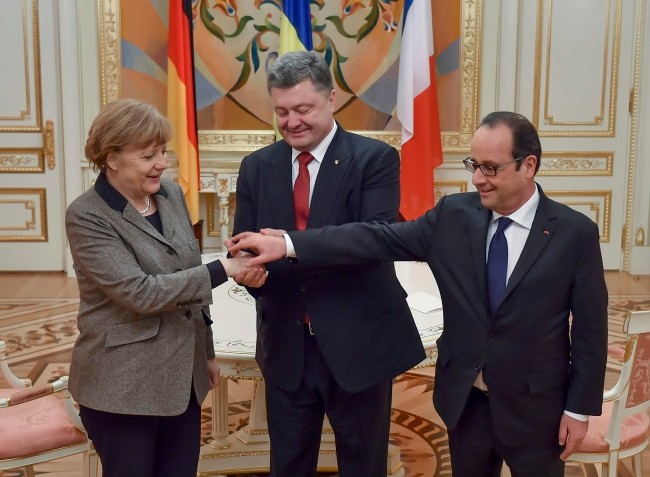Przebywający w Kijowie Angela Merkel i Francois Hollande przedstawili prezydentowi Petro Poroszence swoje propozycje pokojowe.