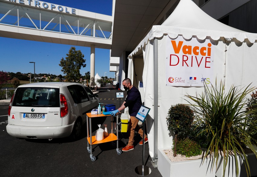 Centar za vakcinaciju iz automobila u Sen Žan de Vedasu u Francuskoj