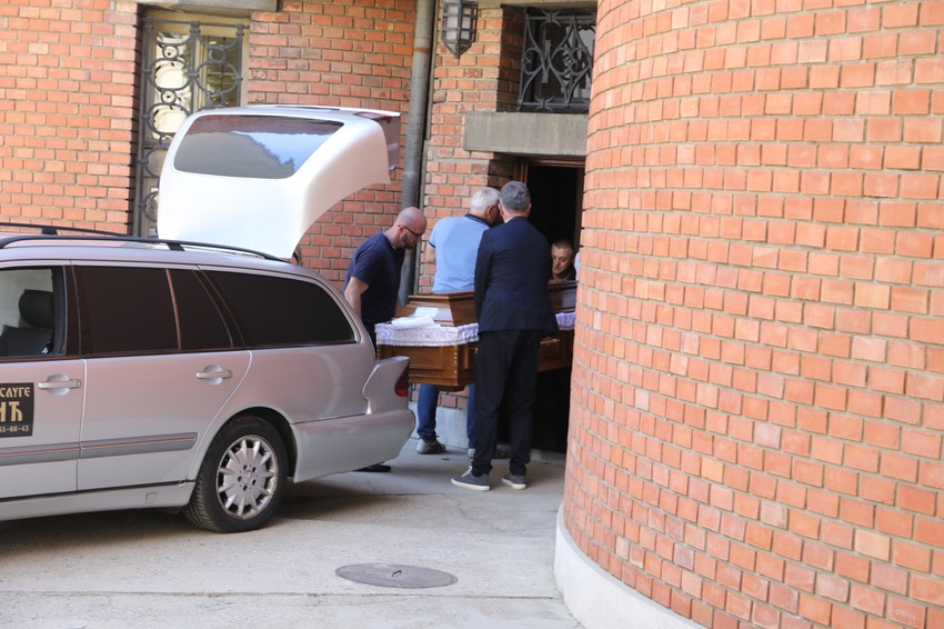 Nenad Periš kraj kovčega sa telom svog sina Mateja ispred crkve Svetog Ante u Beogradu