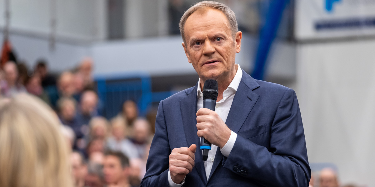 Donald Tusk jest emerytem rekordzistą? Sprawdzamy, ile wynoszą najwyższe emerytury wypłacane przez ZUS. 