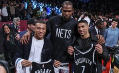 Liga NBA. Gwiazdy futbolu Mbappe oraz Hakimi dostali wolne i... oklaskiwali Sochana