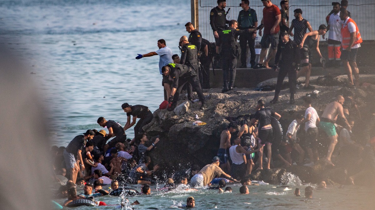 Migranti pokušavaju da pređu iz Maroka u špansku enklavu Seutu, Španija digla vojsku
