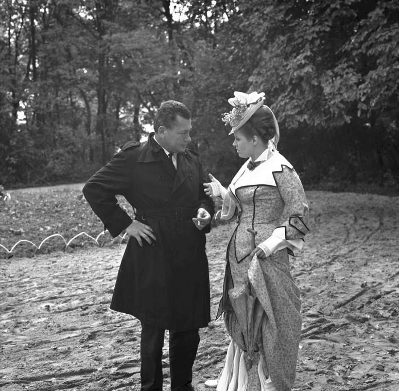 Reżyser Wojciech Jerzy Has i Beata Tyszkiewicz na planie filmu "Lalka", ekranizacji powieści Bolesława Prusa (1967)