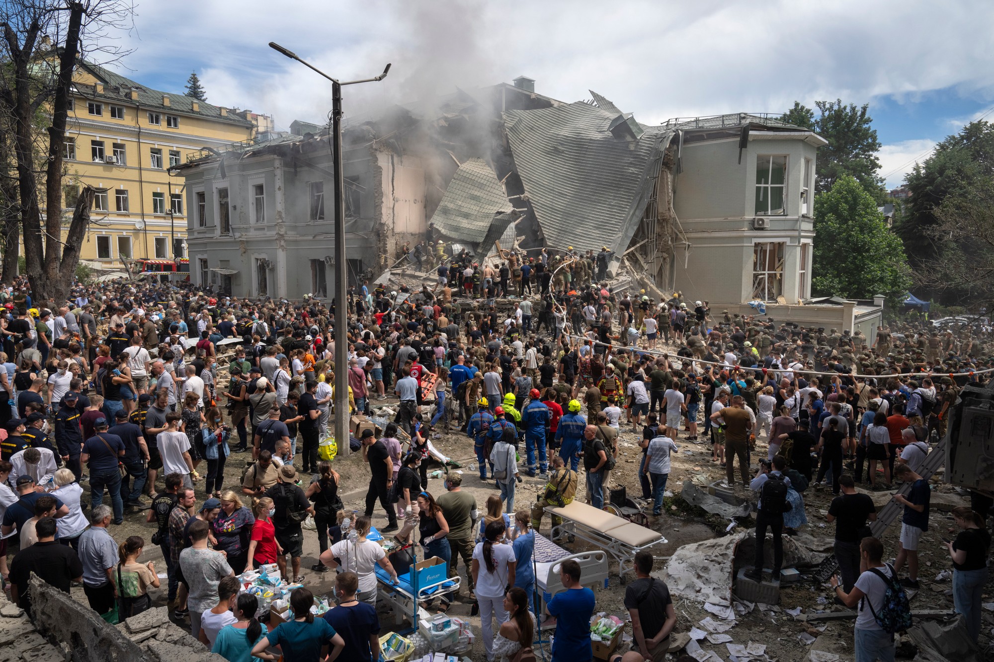Vojna na Ukrajine- Záchranári a dobrovoľníci prehľadávajú trosky detskej nemocnice OCHMADIT po ruskom raketovom útoku.