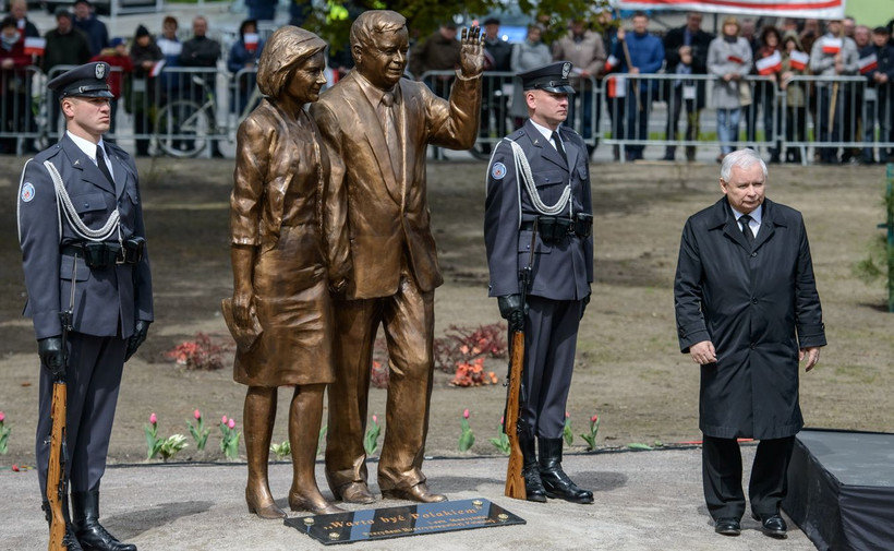 Prezes PiS Jarosław Kaczyński podczas odsłonięcia pomnika Marii i Lecha Kaczyńskich w Białej Podlaskiej